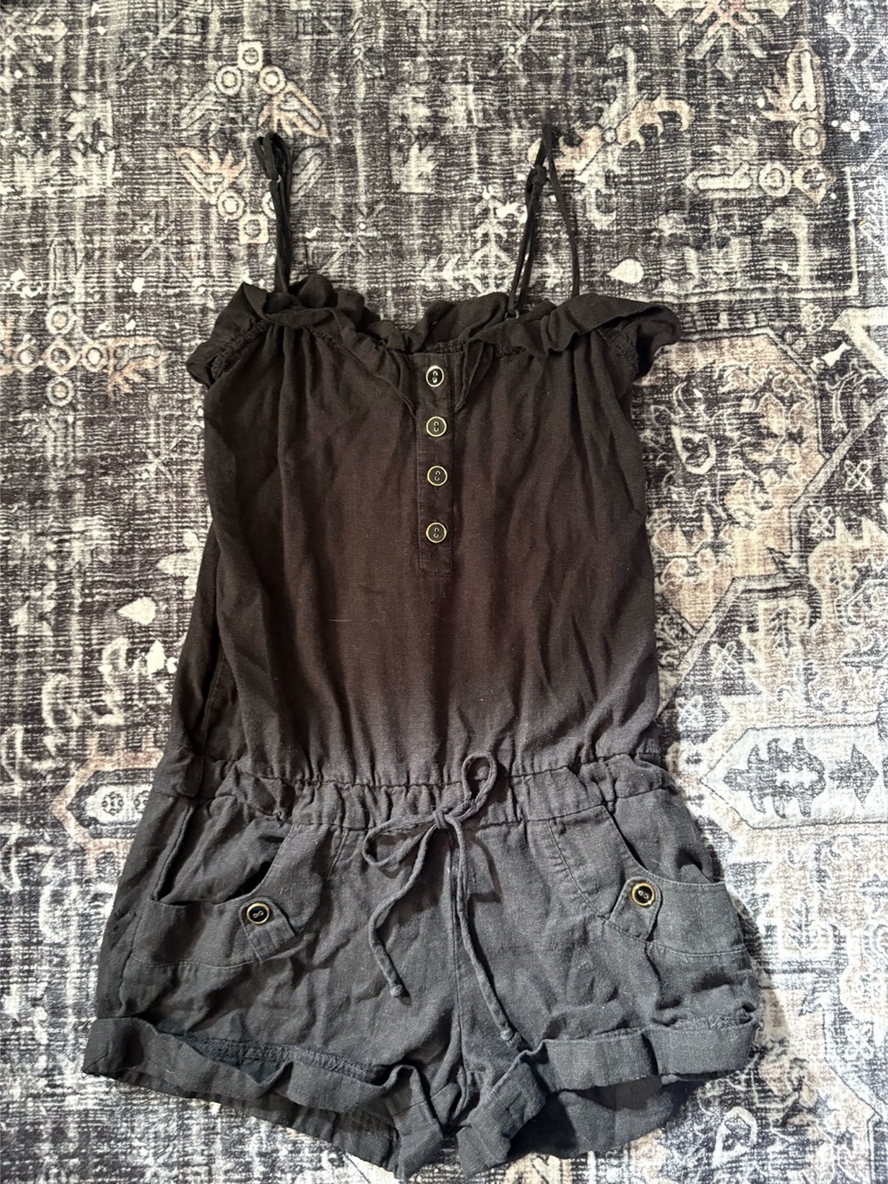 Speechless Charcoal Ruffle Button Front Shorts
Romper Small